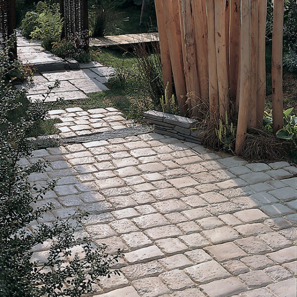 Bradstone Cobble Pathway - Gironde